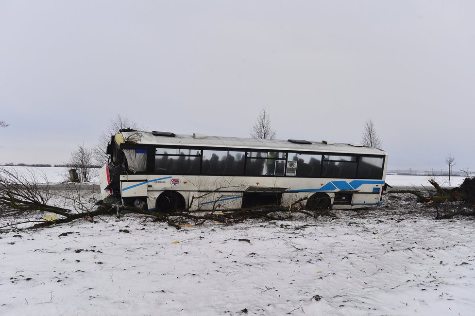 Tragická dopravní nehoda mezi Středokluky a Kněževsí u Prahy.