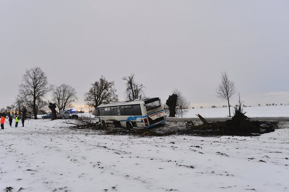 Tragická dopravní nehoda mezi Středokluky a Kněževsí u Prahy.