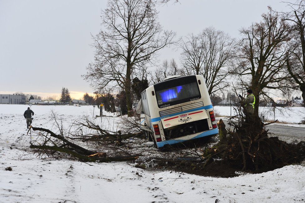 Tragická dopravní nehoda mezi Středokluky a Kněževsí u Prahy.