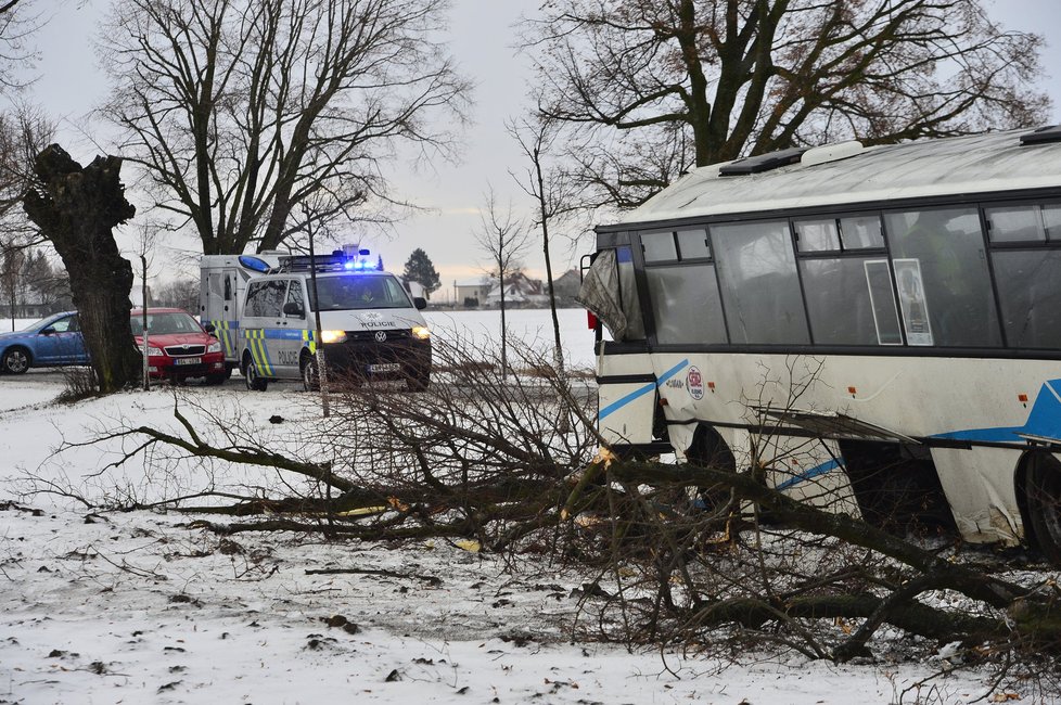 Tragická dopravní nehoda mezi Středokluky a Kněževsí u Prahy.