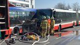 U letiště v Praze bouraly dva autobusy MHD. Na místě se zranili dva lidé