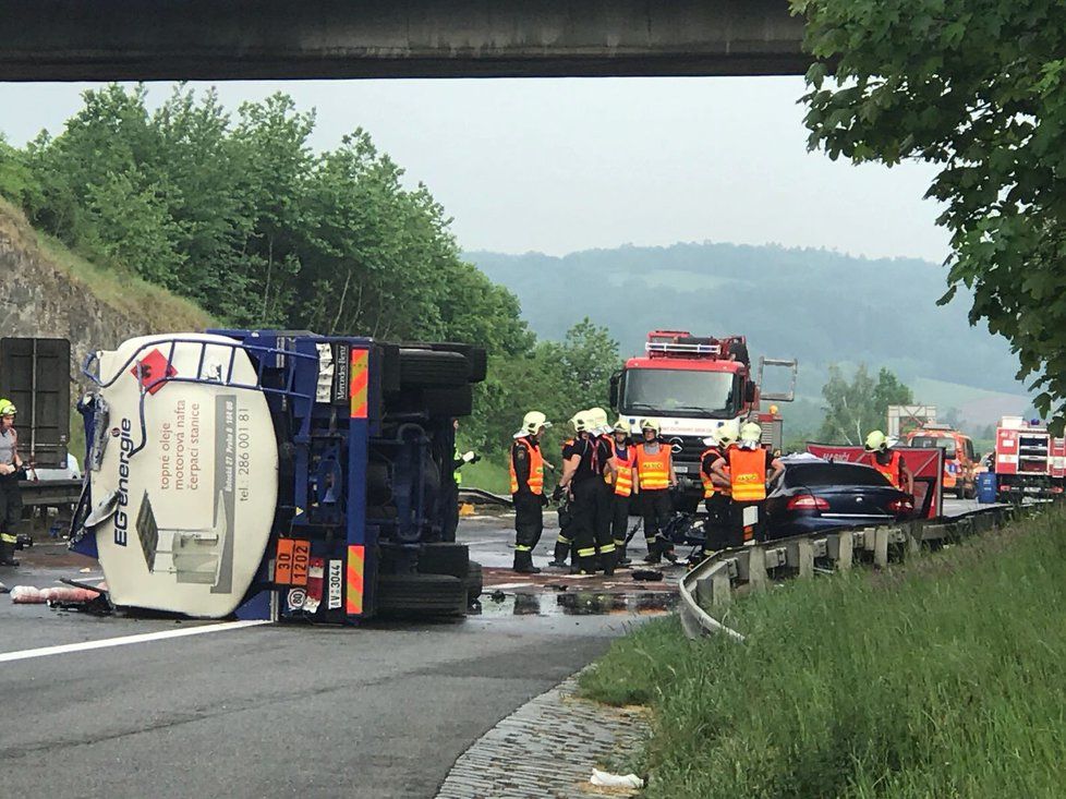 Na dálnici D1 bourala cisterna, kamion a osobní vůz. Jeden člověk nehodu nepřežil.