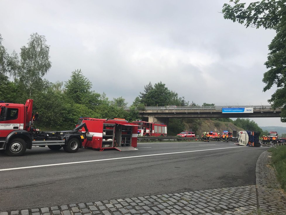 Na dálnici D1 bourala cisterna, kamion a osobní vůz. Jeden člověk nehodu nepřežil.