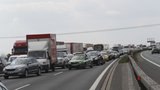 Obří kolona na D1 se hnula: Auta po nehodě stála v 10 km dlouhém "štrúdlu"