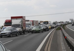 Dopravní nehoda uzavřela za Prahou dálnici D1 ve směru na Brno.