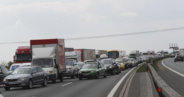 Dopravní nehoda na D2 z Bratislavy uzavřela cestu kamionům, které směřovaly na Slovensko. Ilustrační foto.