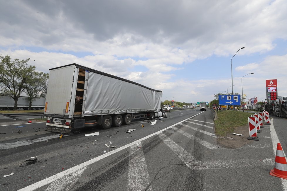 Dopravní nehoda uzavřela za Prahou dálnici D1 ve směru na Brno.