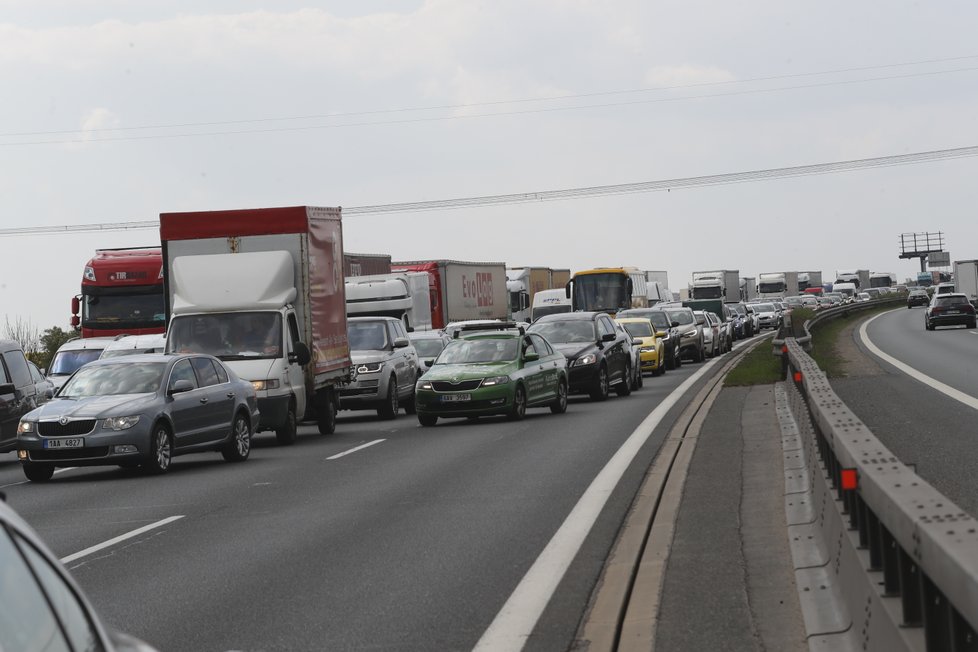 Dopravní nehoda uzavřela za Prahou dálnici D1 ve směru na Brno.