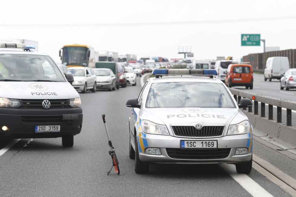 Dopravní nehoda uzavřela za Prahou dálnici D1 ve směru na Brno.