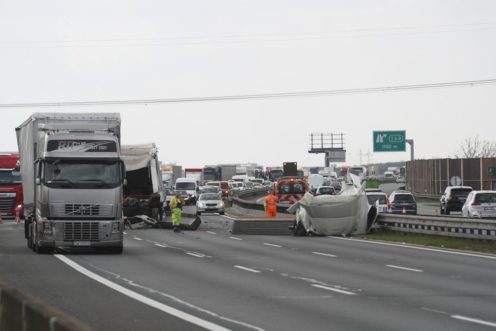 Dopravní nehoda uzavřela za Prahou dálnici D1 ve směru na Brno.