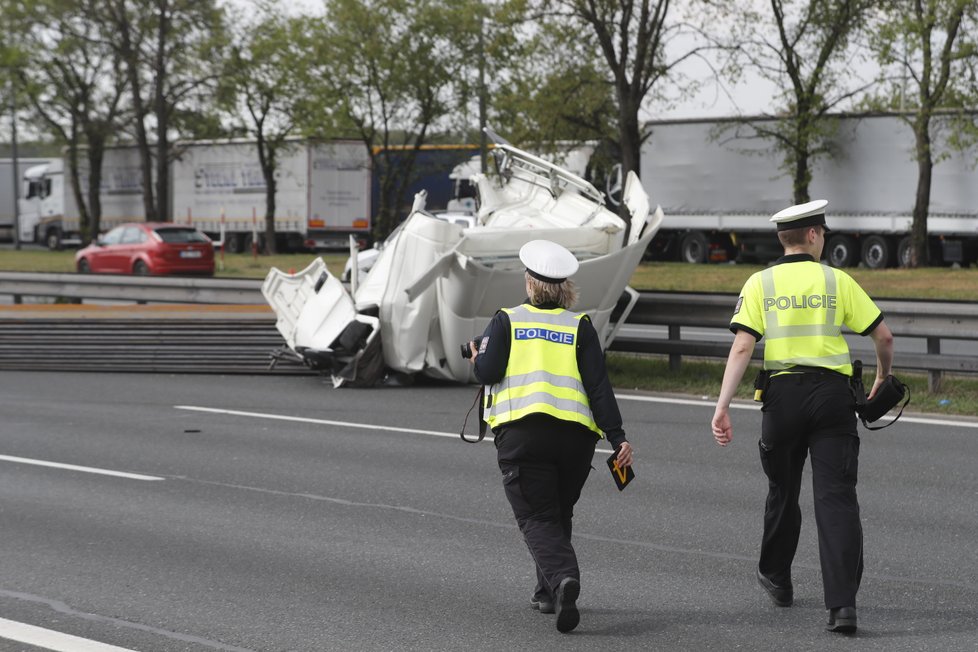 Dopravní nehoda uzavřela za Prahou dálnici D1 ve směru na Brno.