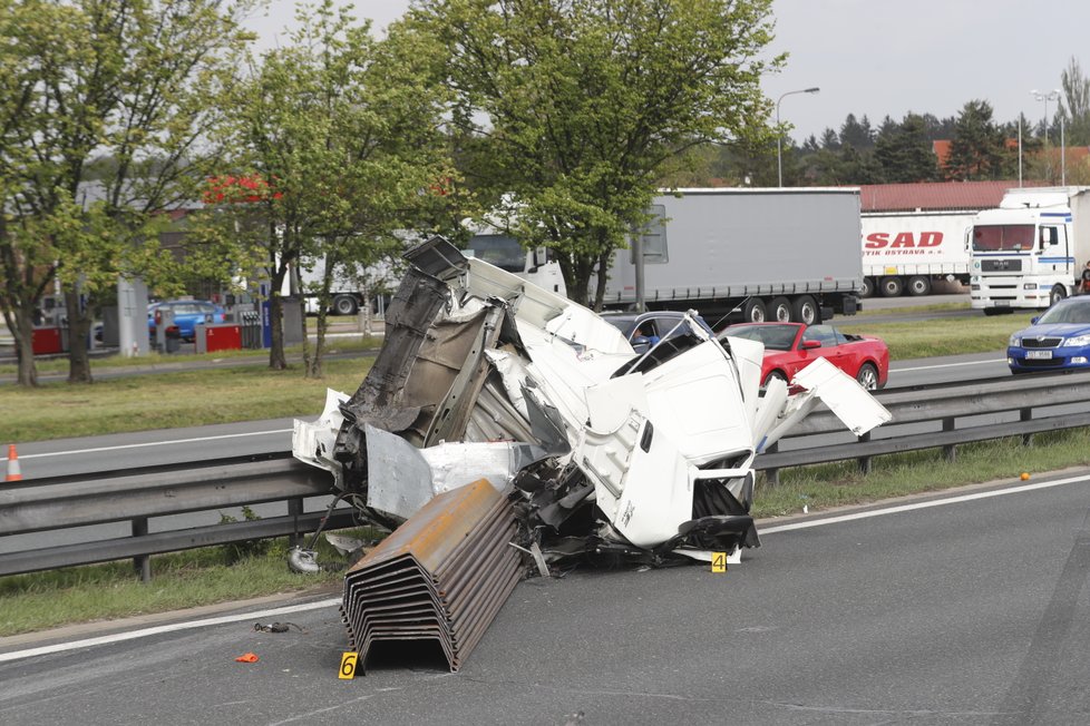 Dopravní nehoda uzavřela za Prahou dálnici D1 ve směru na Brno.