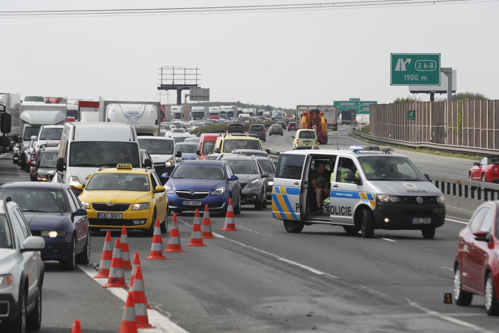 Dopravní nehoda uzavřela za Prahou dálnici D1 ve směru na Brno.