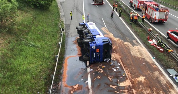 Na dálnici D1 bourala cisterna, kamion a osobní vůz. Jeden člověk nehodu nepřežil.