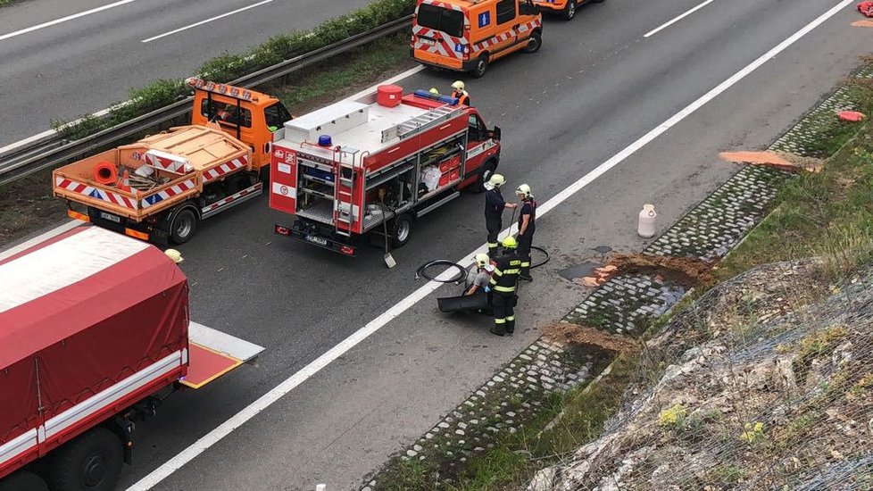 Na dálnici D1 bourala cisterna, kamion a osobní vůz. Jeden člověk nehodu nepřežil.