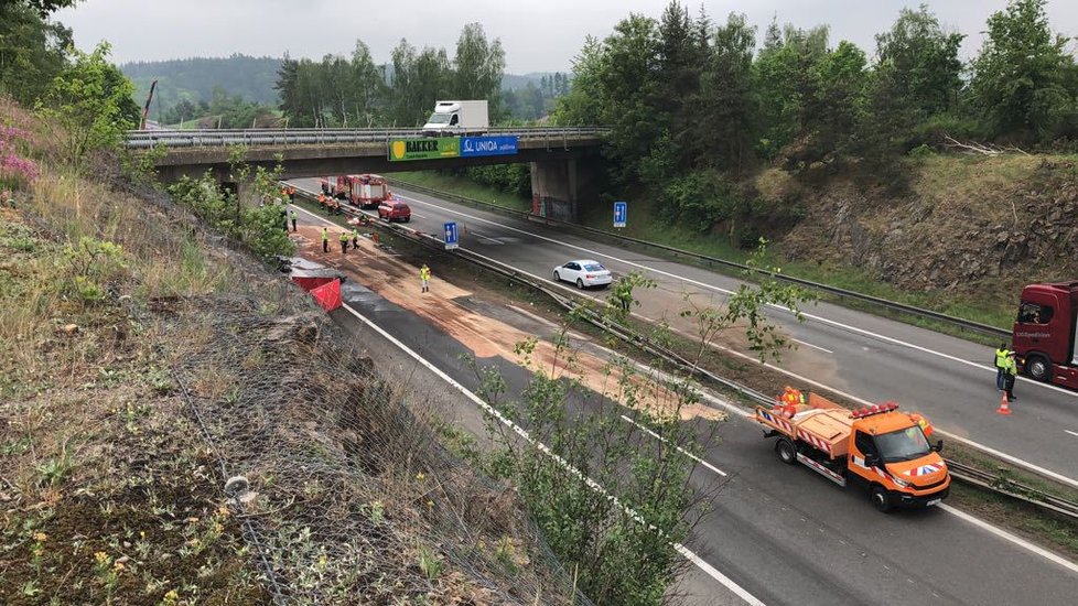 Na dálnici D1 bourala cisterna, kamion a osobní vůz. Jeden člověk nehodu nepřežil.