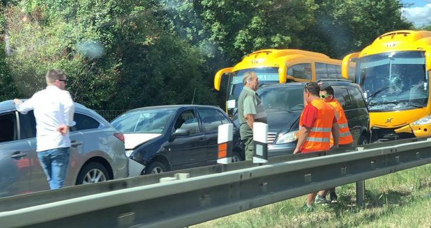 Nehoda na dálnici D10 uzavřela cestu ve směru na Prahu.