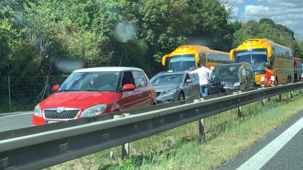 Nehoda na dálnici D10 uzavřela cestu ve směru na Prahu.
