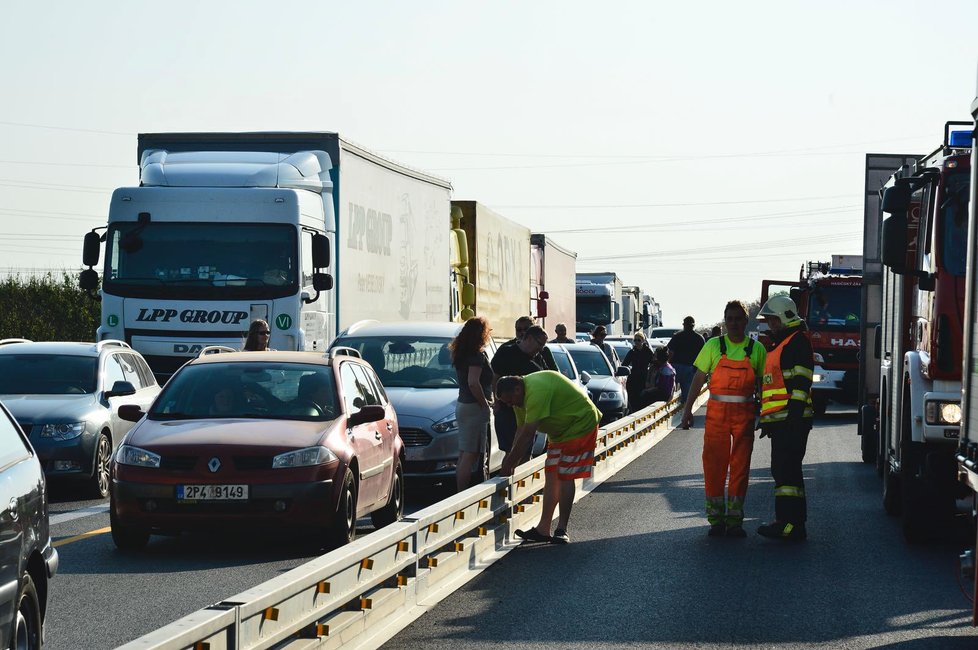 Na úseku dálnice D1 před Prahou znovu probíhají opravy. Kolony, které vznikly kvůli předchozím opravám, totiž narušily kvalitu asfaltu v sousední části dálnice. (ilustrační foto)