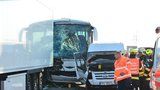 Dálnici D5 u Prahy uzavřela nehoda autobusu s kamionem. Doprava v okolí zkolabovala