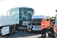 Dálnici D5 u Prahy uzavřela nehoda autobusu s kamionem. Doprava v okolí zkolabovala