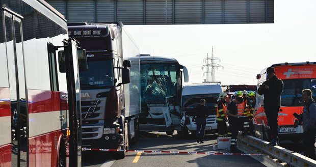 Na dálnici D5 se vyboural autobus s kamionem, jednu osobu bylo nezbytné vyprostit.