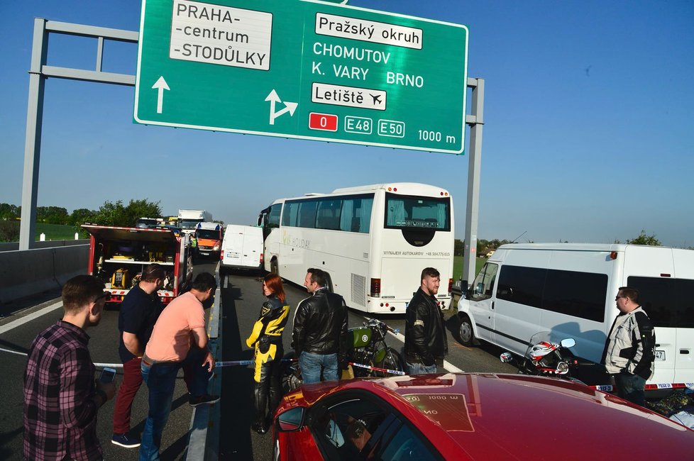 Na dálnici D5 se vyboural autobus s kamionem, jednu osobu bylo nezbytné vyprostit.