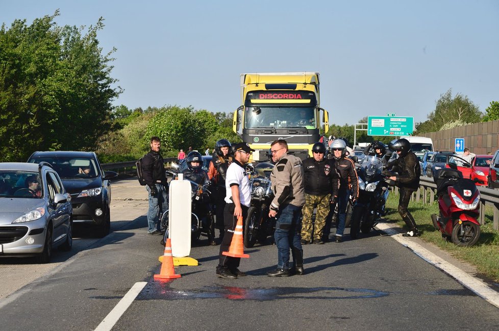 Na dálnici D5 se vyboural autobus s kamionem, jednu osobu bylo nezbytné vyprostit.