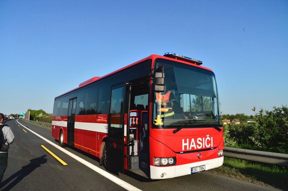 Na dálnici D5 se vyboural autobus s kamionem, jednu osobu bylo nezbytné vyprostit.