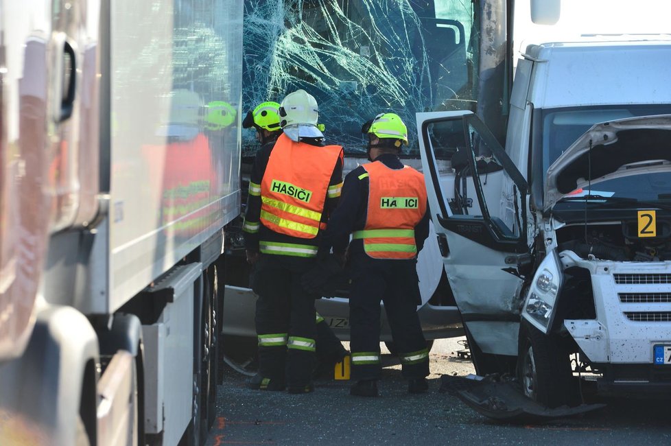 Na dálnici D5 se vyboural autobus s kamionem, jednu osobu bylo nezbytné vyprostit.