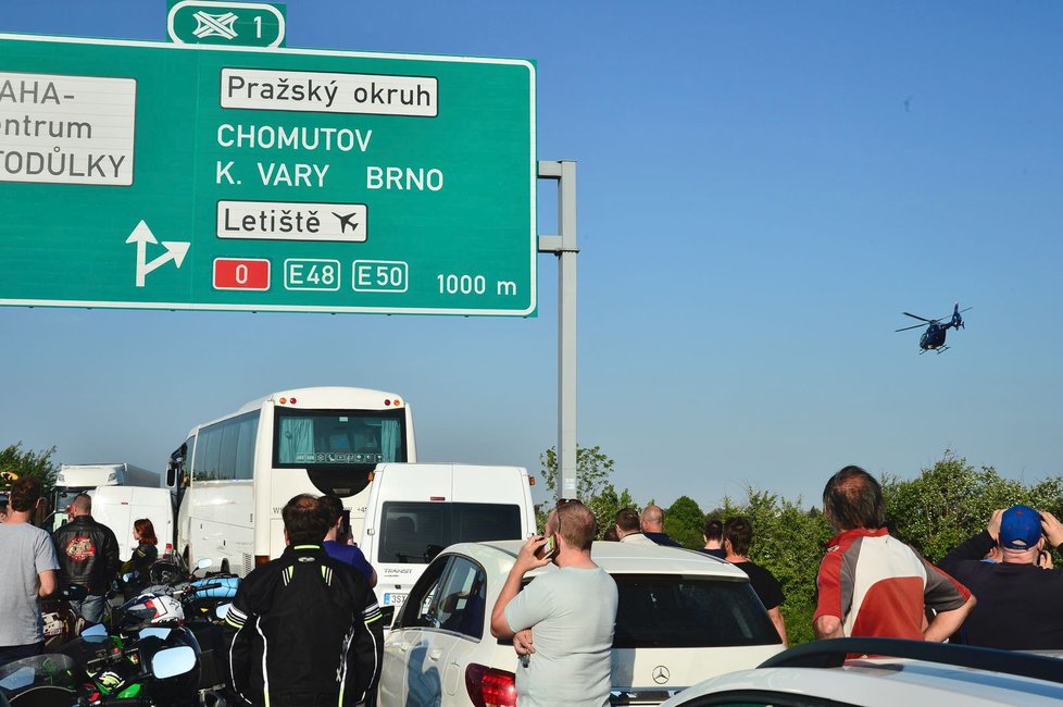 Na dálnici D5 se vyboural autobus s kamionem, jednu osobu bylo nezbytné vyprostit.