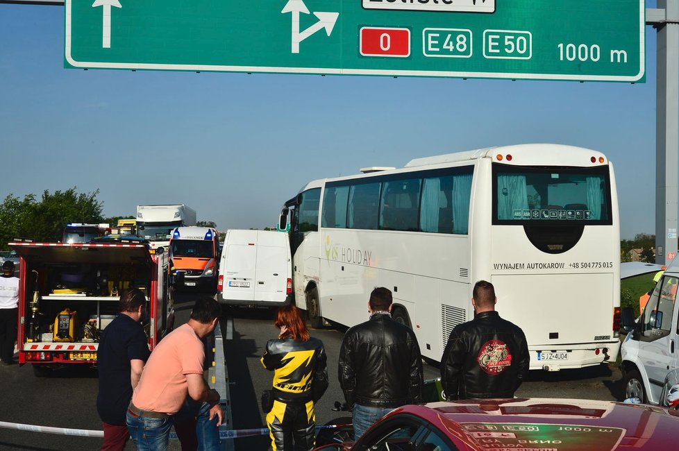 Na dálnici D5 se vyboural autobus s kamionem, jednu osobu bylo nezbytné vyprostit.