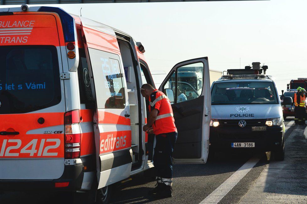 Na dálnici D5 boural autobus s kamionem, bylo nezbytné vyprostit jednu osobu.