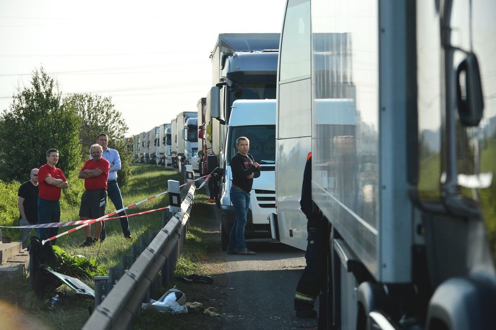 Na dálnici D5 boural autobus s kamionem, bylo nezbytné vyprostit jednu osobu.