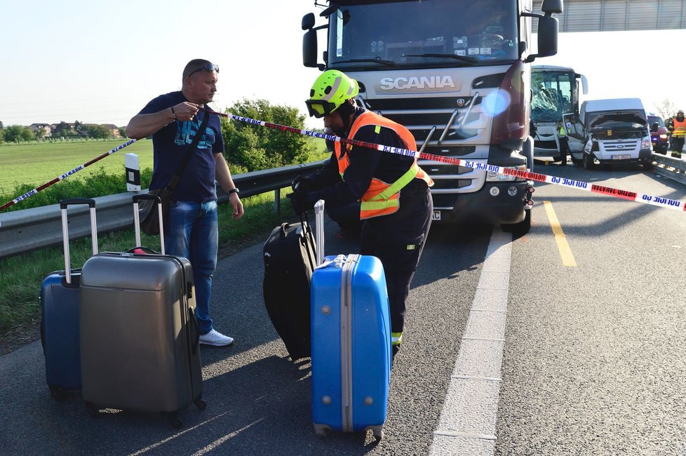 Na dálnici D5 boural autobus s kamionem, bylo nezbytné vyprostit jednu osobu.