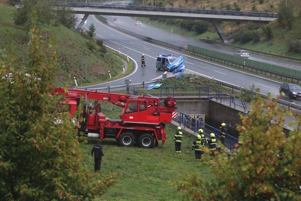 Vážná dopravní nehoda na dálnici D6, auto skončilo v retenční nádrži.