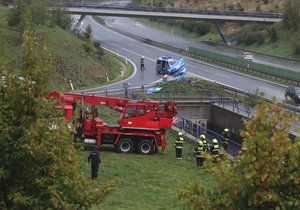 Vážná dopravní nehoda na dálnici D6, auto skončilo v retenční nádrži.