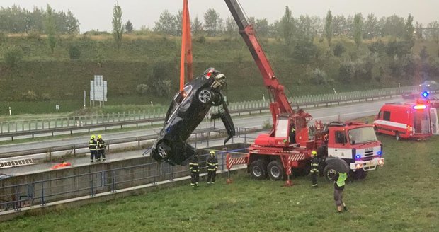 Na dálnici D6 havarovalo auto do retenční nádrže.