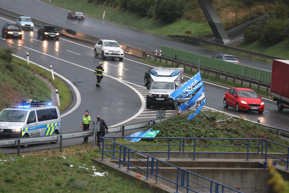 Vážná dopravní nehoda na dálnici D6, auto skončilo v retenční nádrži.