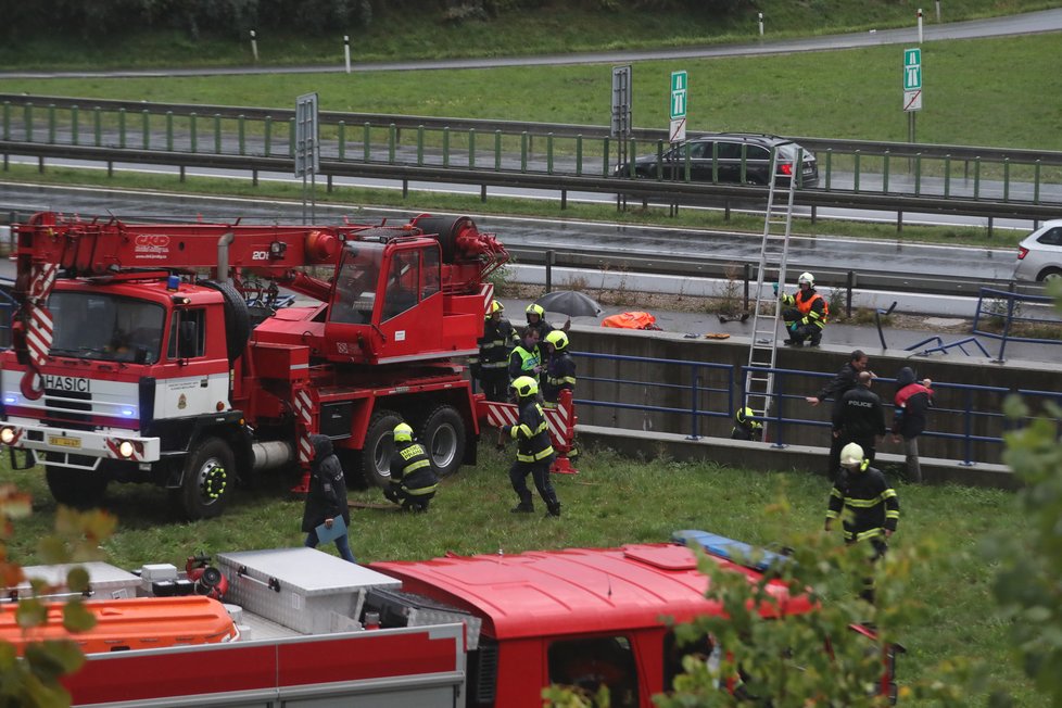 Vážná dopravní nehoda na dálnici D6, auto skončilo v retenční nádrži.