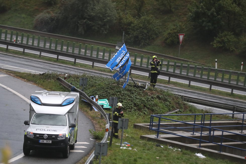 Vážná dopravní nehoda na dálnici D6: Auto skončilo v retenční nádrži.