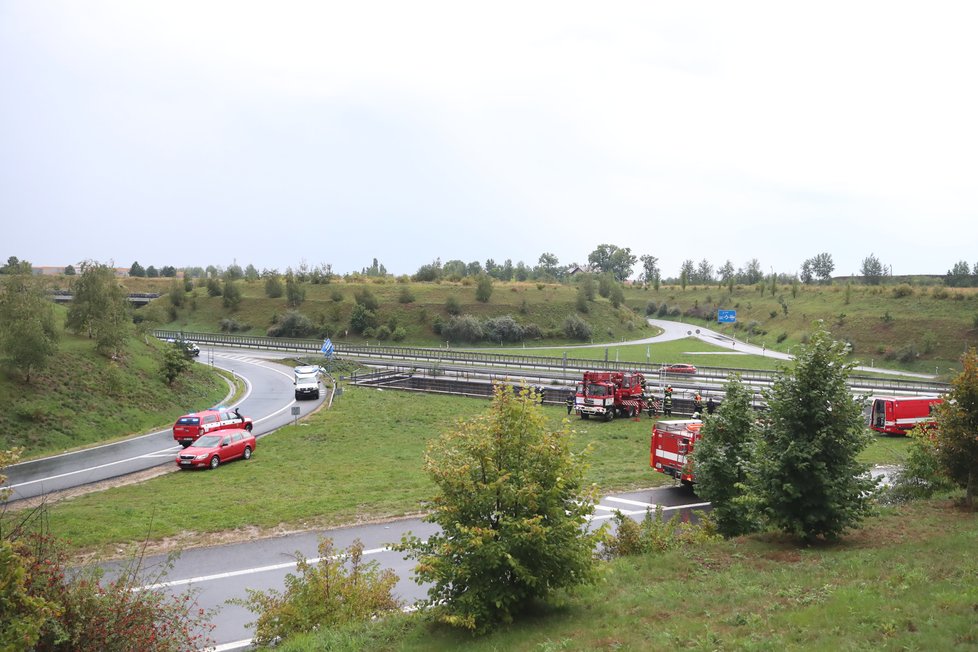 Vážná dopravní nehoda na dálnici D6, auto skončilo v retenční nádrži.