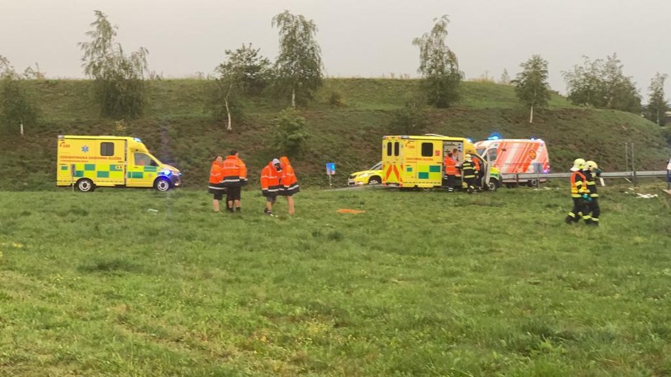 Vážná dopravní nehoda na dálnici D6, auto skončilo v retenční nádrži.