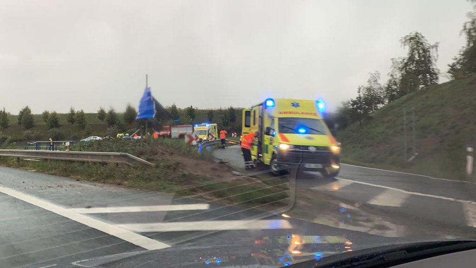 Vážná dopravní nehoda na dálnici D6, auto skončilo v retenční nádrži.