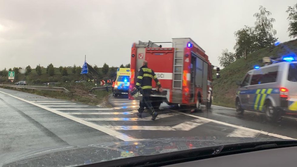 Vážná dopravní nehoda na dálnici D6, auto skončilo v retenční nádrži.