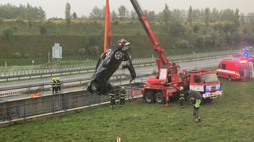 Na dálnici D6 havarovalo auto do retenční nádrže.