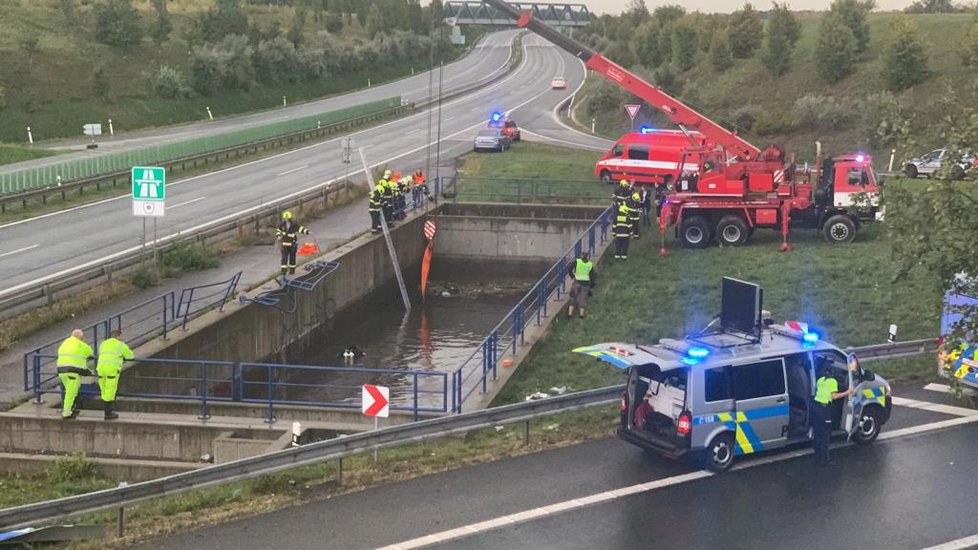 Na dálnici D6 havarovalo auto do retenční nádrže.