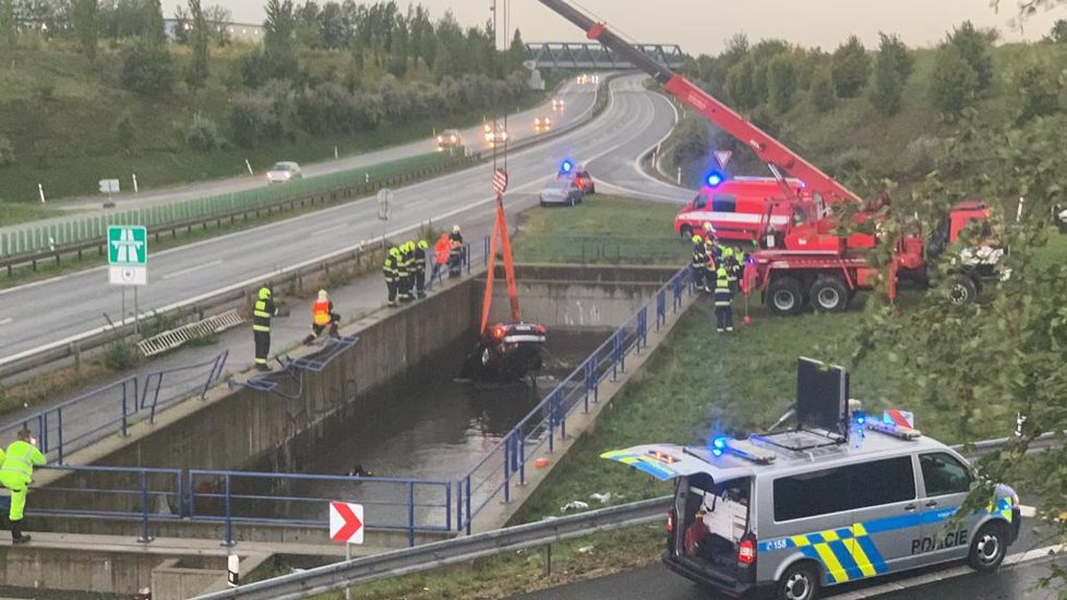 Na dálnici D6 havarovalo auto do retenční nádrže.