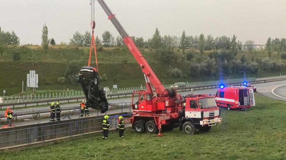 Na dálnici D6 havarovalo auto do retenční nádrže.