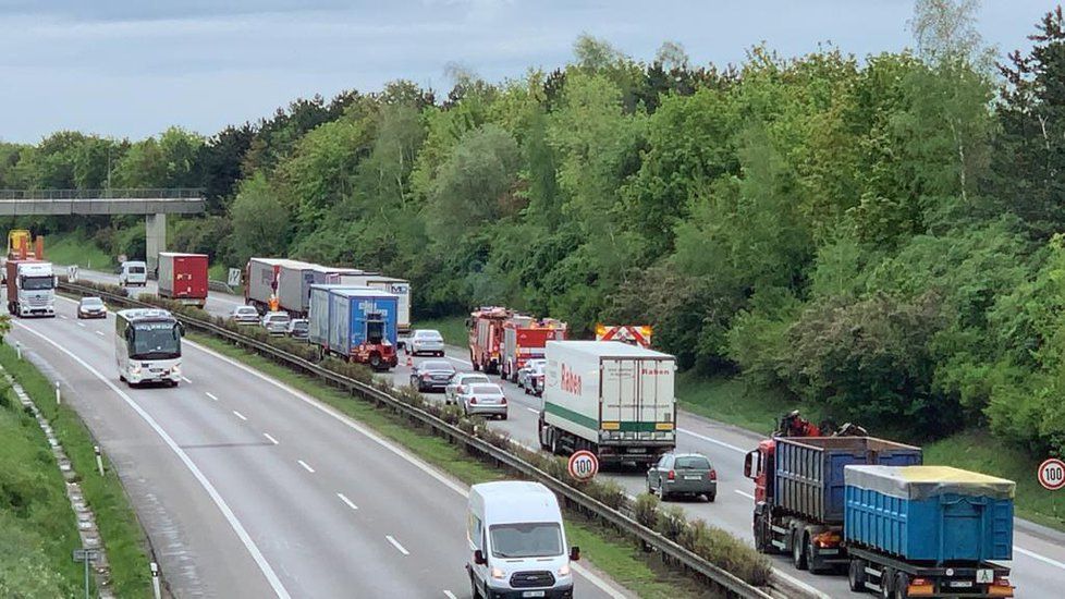 Dopravní nehoda čtyř nákladních vozů na dálnici D8 poblíž obce Odolena Voda